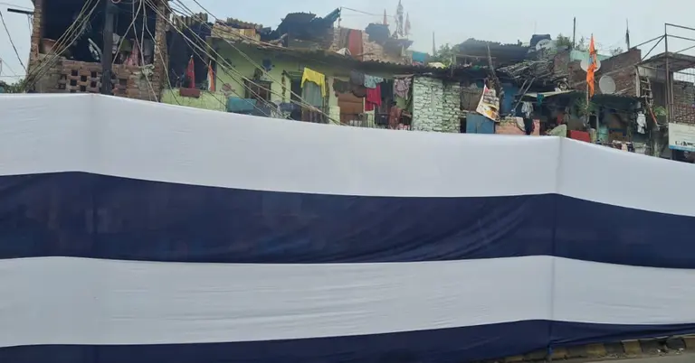 ব্রিকস সম্মেলনের আগে দিল্লির বস্তি ঢেকে দেয়া হয়েছে কাপড় দিয়ে